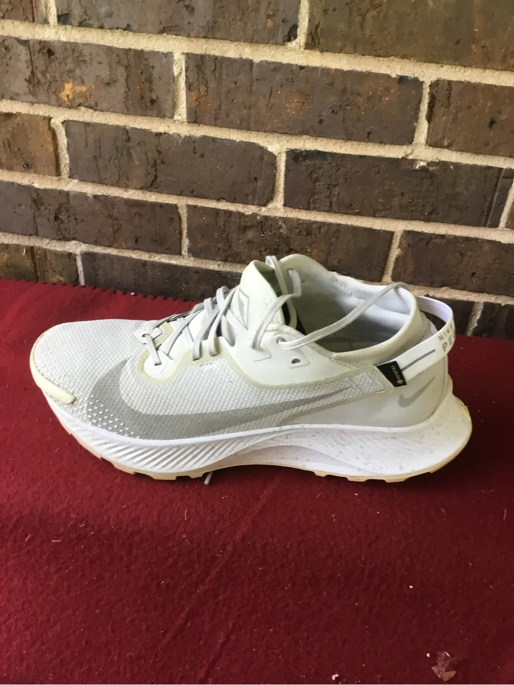 GORE-TEX Women's Running Shoe in Off-White/Cream